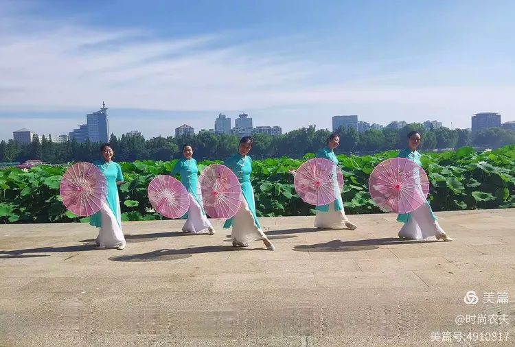 玉渊潭公园大妈们的荷花舞 形成人与自然和谐相处风景